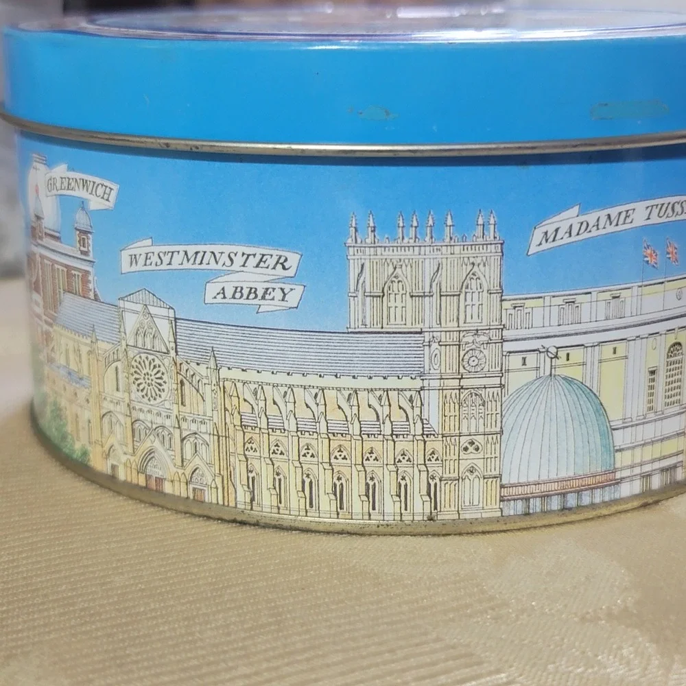 Authentic Vintage Bentley's of London Tin Famous London Landmarks 5.5